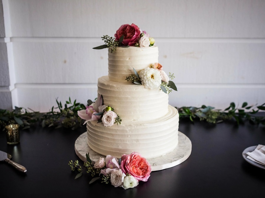 A Symphony of Flowers: Artistic Floral Cakes that Taste as Good as They Look