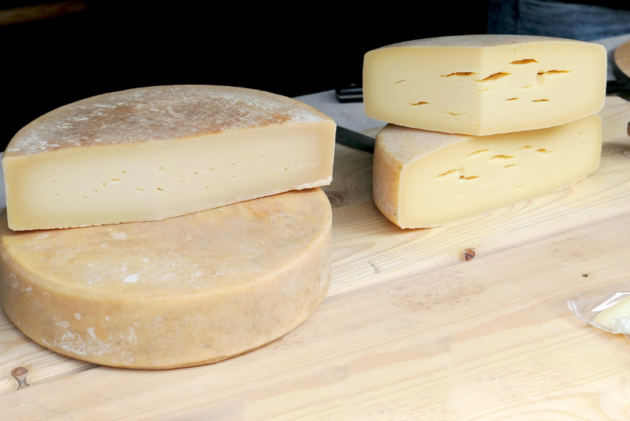 Bulk Buying vs. On-Demand: What’s the Best Strategy for Your Cheese Supply?